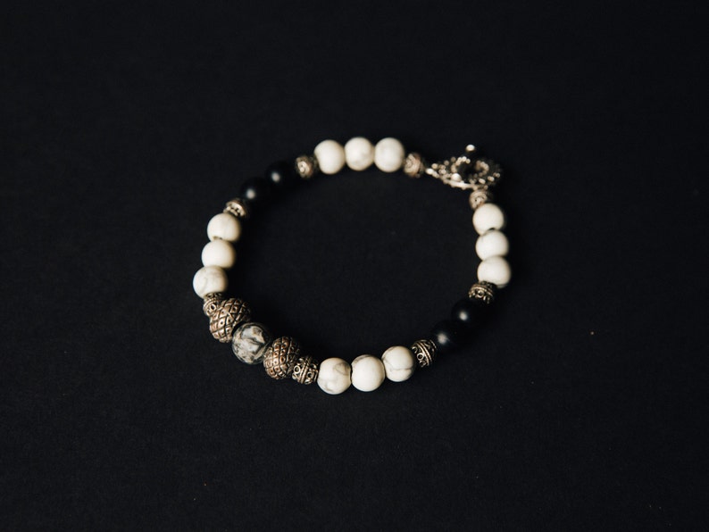 Onyx and Howlite beaded bracelet