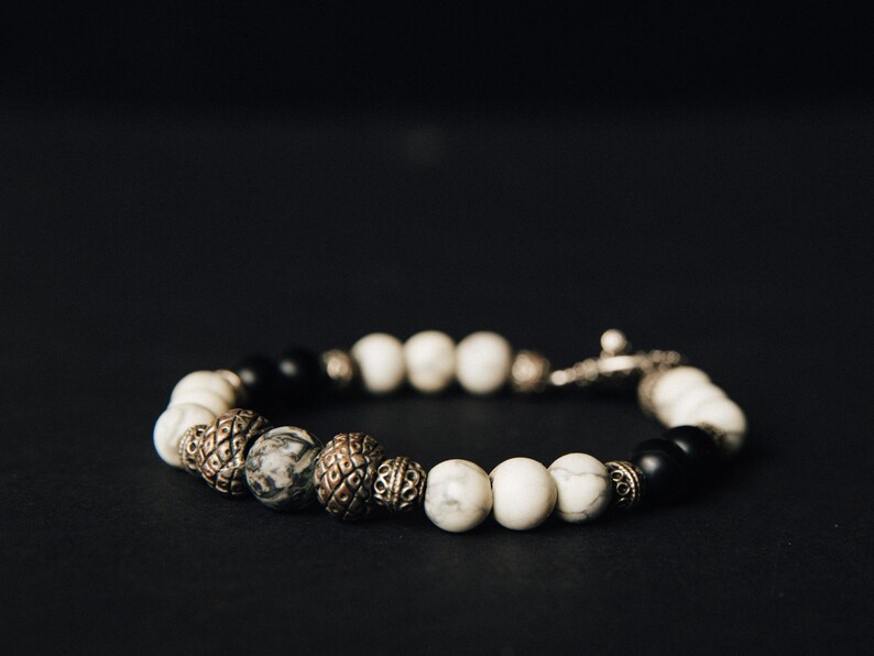 Onyx and Howlite beaded bracelet