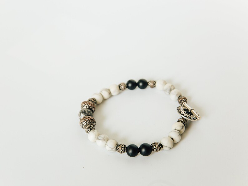 Onyx and Howlite beaded bracelet