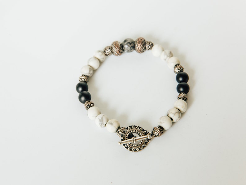 Onyx and Howlite beaded bracelet