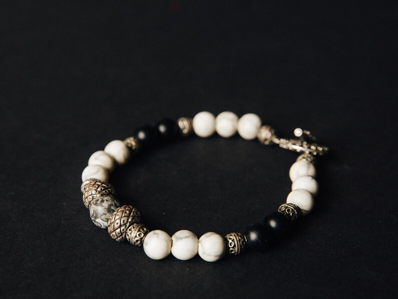 Onyx and Howlite beaded bracelet