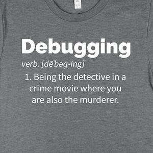 Puede incluir: Camiseta gris con el texto "Debugging" definido como "Ser el detective en una película de crímenes donde también eres el asesino."