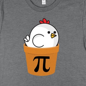 以下が含まれることがあります： パイの記号が入った鍋の中にいる漫画の鶏が描かれたグレーのTシャツです。