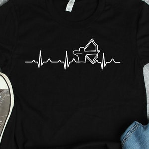 Bogenschießen Herzschlag Shirt, Bogenschießen Shirts, Bogenschütze Geschenke, Pfeil und Bogen Jäger Geschenk TShirt