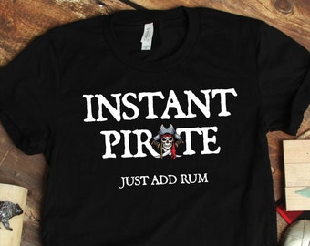 Maglietta "Pirata istantaneo: aggiungi rum", Magliette da pirata, Regali a tema pirata, Magliette per vacanze tropicali, Magliette da crociera, Maglietta regalo per feste ed eventi a tema pirata