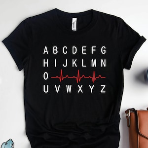 Camiseta con el alfabeto y latido del corazón para enfermeras PQRST, camisetas para enfermeras, regalos para enfermeras, camiseta de graduación de enfermería, camiseta con el latido del corazón para enfermeras, regalos para enfermeras registradas, camisetas para enfermeras registradas