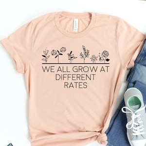 Wir wachsen alle zu unterschiedlichen Raten Zurück zu Schult-Shirt • Inspirierender Lehrer und spezielles Lerngeschenk-T-Shirt