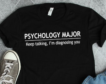 Może przedstawiać: Czarny T-shirt z białym tekstem, który brzmi "Psychology Major" i "Keep talking, I'm diagnosing you."