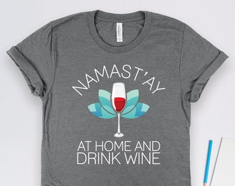 Namasté en casa y bebe vino: camisetas de yoga, camisetas de vino, camisetas de meditación, camisetas de gimnasio, camisetas de bodega, camisetas de cata de vinos, regalos de vino