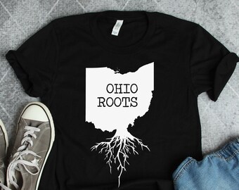 Könnte beinhalten: Schwarzes T-Shirt mit einer weißen Umrandung des Bundesstaates Ohio, aus dem Wurzeln wachsen. Der Text "Ohio Roots" befindet sich innerhalb der Staatsgrenze.