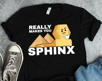 Może przedstawiać: Czarny T-shirt z białym nadrukiem Sfinksa z tekstem "Really makes you Sphinx".