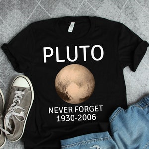 Pluto glöm aldrig-tröja, Pluto-tröjor, rymd-tröjor, rymdpresenter, Pluto-presenter, planet-tröjor, vetenskap-tröjor