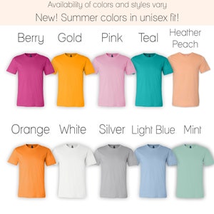 Puede incluir: Un gr&aacute;fico que muestra los diferentes colores disponibles para camisetas. Los colores incluyen bayas, oro, rosa, verde azulado, melocot&oacute;n de brezo, naranja, blanco, plata, azul claro y menta. El texto dice "Colores y estilos" y "La disponibilidad de colores y estilos var&iacute;a. &iexcl;Nuevo! &iexcl;Colores de verano en talla unisex!"