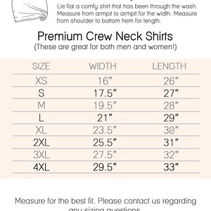 Puede incluir: Un gr&aacute;fico que muestra las medidas de talla para camisetas de cuello redondo de primera calidad. El gr&aacute;fico enumera las tallas XS a 4XL con las medidas de ancho y largo correspondientes en pulgadas.