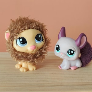 LPS Lion with fuzzy mane #2574 + Chinchilla with fuzzy tail #2415 Cutests pets / Authentic vintage Hasbro Littlest Pet Shop