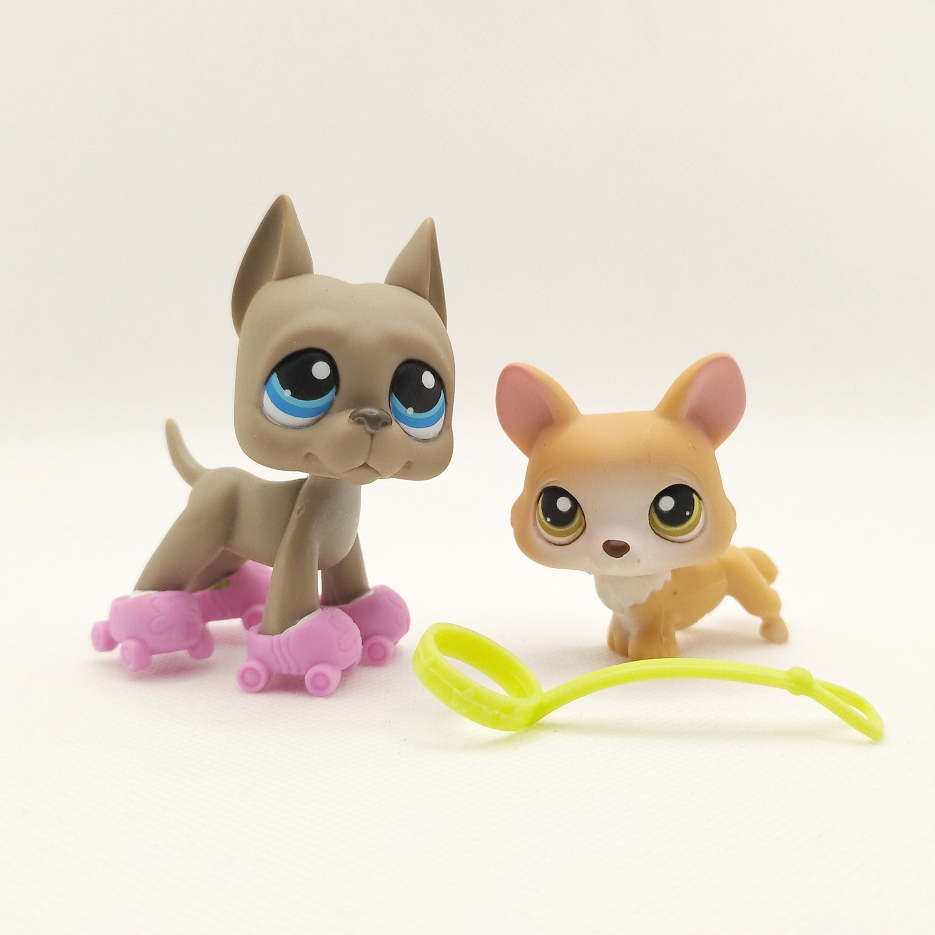 Littlest Pet Shop Le Dogue Allemand et le Corgi avec leurs accessoires