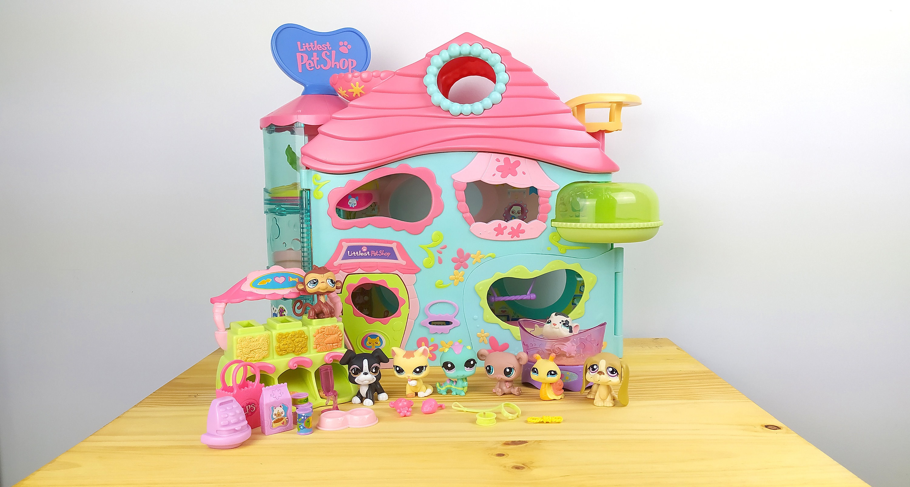 LPS House 'Little Lovin Pet Playhouse' / Monkey, Boxer, Cat, Caterpillar,  Bear, Snail, Basset Hound / Authentic Littlest Pet Shop