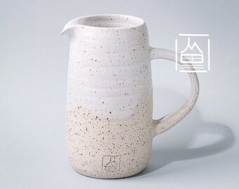Handgemachte rustikale Vintage Keramikkrug, gesprenkelter Ton, matte weiße Glasur, Wohnkultur