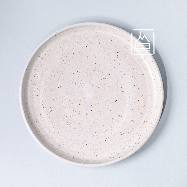 Assiette en céramique vintage rustique faite main bol à pois en argile mouchetée Décoration d'intérieur glaçure blanche mate texturée