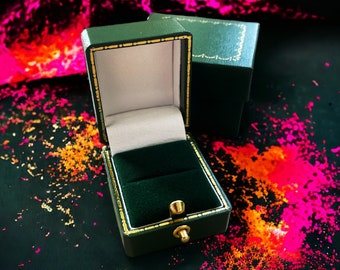 Handmade Victorian Green Ring Box: Antique Style Presentation