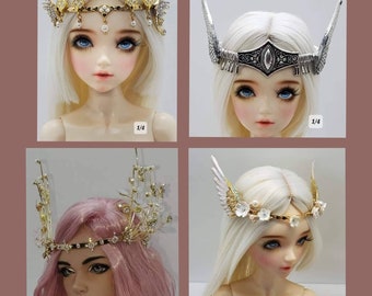 May include: Four dolls with different hairstyles and crowns. The crowns are gold, silver, and white with floral accents. The dolls are wearing different outfits.
