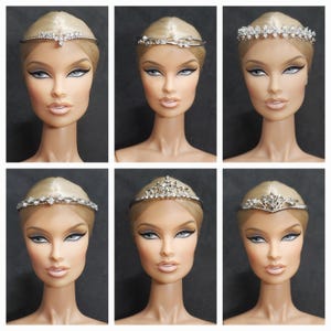 Könnte beinhalten: Sechs verschiedene silberne und kristallbesetzte Tiaras mit unterschiedlichen Designs. Die Tiaras werden auf Mannequins mit blonden Haaren präsentiert.