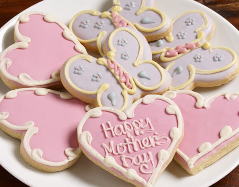 Печенья мама. Пряники на день матери. Печеньки для мамы сделать самостоятельно. Как сделать печенье для мамы.