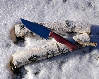 Kockkniv i campingstil med Purple Heart-trähandtag och specialdesignad läderslida