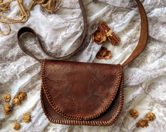 Handgjord vegetabiliskt garvad läderväska. Handsnörd med unik design!