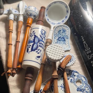 1800&#39;s Antique German Meissen Blue Onion Porcelain Utensil Set and Bread Board 9 Pieces