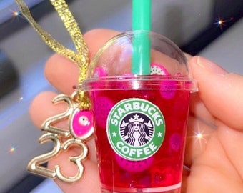 Adorno inspirado en la bebida helada Dragonfruit: llavero de café helado. Adorno navideño de regalo para amantes de la bebida Dragonfruit con dije 2025.