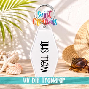 Llavero con diseño divertido de motel "Well Shit" (Mierda) - Calcomanía de transferencia UV DTF / MK702