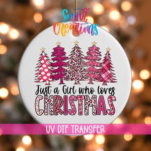Calcomanía para adorno navideño UV DTF "Just a Girl Who Loves Christmas" / Transferencia para árbol rosa / Divertido diseño festivo de guepardo / O-1683
