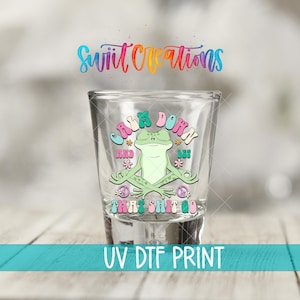 Calma y deja que pase esa mierda UV DTF / Vinilo para vasos de chupito con rana divertida / Transferencia para artículos de bar con humor zen / Impresión UV DTF resistente al agua / SG964