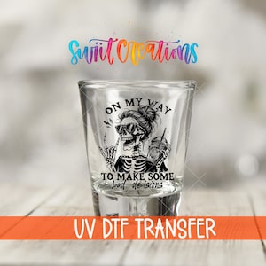 En camino a tomar malas decisiones, vinilo UV DTF / Vinilo para vaso de chupito con esqueleto divertido / Transferencia para beber con calavera gótica / Vinilo UV DTF para vaso de chupito / SG1319