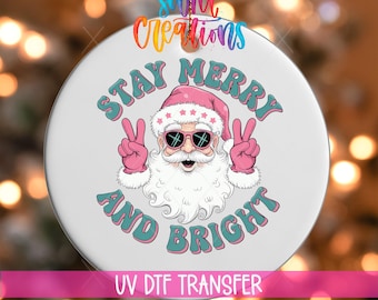 Fröhliche und strahlende Weihnachtskugel – UV-DTF-Aufkleber | Retro-Weihnachtsgeschenk mit Weihnachtsmann | Rosa-blauer UV-DTF-Aufkleber für die Feiertage | Ornament-Transfer | O-1216