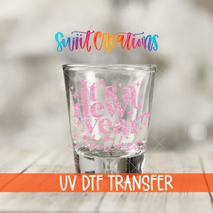 新年おめでとう、ビッチども！UV DTFショットグラス転写シート｜新年パーティー用ピンクグリッターデカール｜おもしろショットグラスラップ｜SG1743