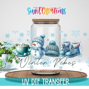 Vinilo adhesivo DTF con diseño invernal UV / Taza con muñeco de nieve, botas, sombrero, copo de nieve y purpurina azul / Diseño acogedor, helado y adorable / DTF300