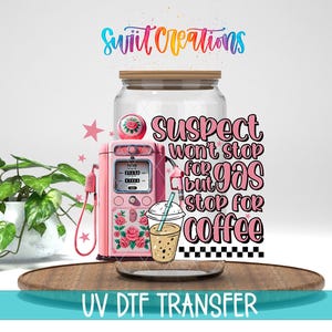 El sospechoso no se detendrá para comprar gasolina. Calcomanía para taza de café UV DTF / UV1401