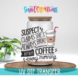 La sospechosa afirma que siempre está sin dinero pero compra café todas las mañanas. Calcomanía para taza UV DTF / UV1429