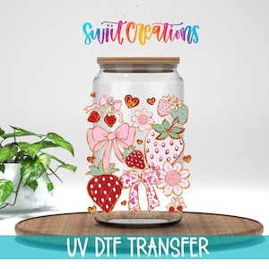 Puede incluir: Un tarro de cristal transparente con tapa de madera, decorado con fresas y lazos. El tarro tiene una base de madera marrón claro. El texto "Sweet Creations" está escrito en arcoíris. El texto "UV DTF TRANSFER" está en la parte inferior.