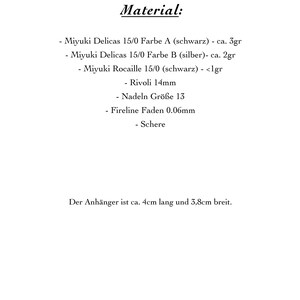 Puede incluir: Una lista de materiales necesarios para hacer un colgante de joyer&iacute;a, incluyendo cuentas Miyuki Delicas en negro y plata, cuentas Miyuki Rocaille en negro, un cristal Rivoli, agujas de tama&ntilde;o 13, hilo Fireline y tijeras. El colgante mide aproximadamente 4 cm de largo y 3,8 cm de ancho.