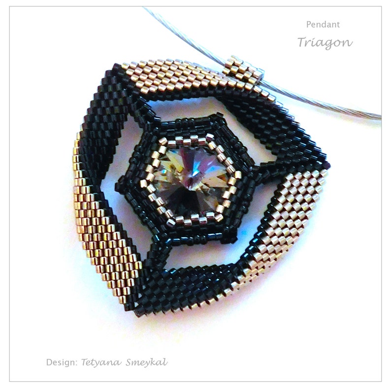 Puede incluir: Un colgante de cuentas negras y plateadas con un dise&ntilde;o geom&eacute;trico y un cristal transparente en el centro. El colgante est&aacute; etiquetado como "Pendant Triagon".