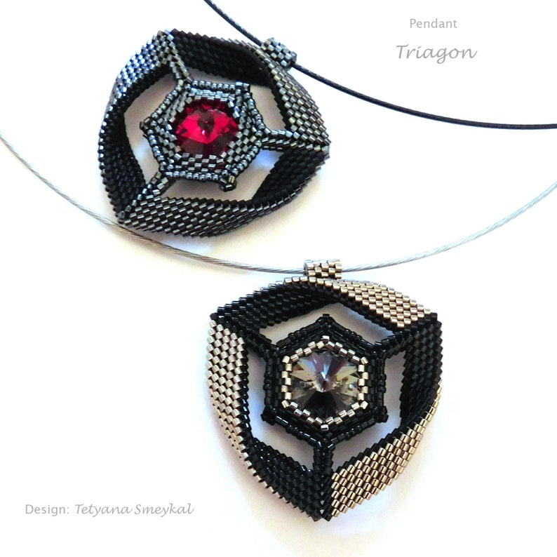 Puede incluir: Dos colgantes de cuentas plateadas y negras con dise&ntilde;os geom&eacute;tricos y detalles de cristal. El colgante de la izquierda tiene un cristal rojo, y el colgante de la derecha tiene un cristal negro. El texto "Pendant Triagon" est&aacute; escrito encima de los colgantes.