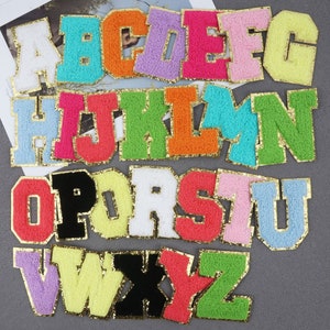 Pode incluir: Um conjunto de 26 letras do alfabeto de feltro coloridas com acabamento de purpurina dourada. Cada letra tem aproximadamente 5 cm de altura e é perfeita para projetos de artesanato, scrapbooking e decoração.