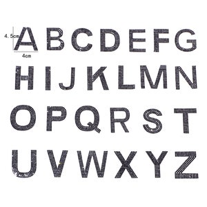 Peut inclure: Lettres de l'alphabet en fer à repasser noires, de A à Z, faites de strass. Chaque lettre mesure environ 4 cm de large et 4,5 cm de haut.