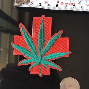 Geborduurd blad opstrijkpatch: rode en groene appliqué (7 x 7 CM)