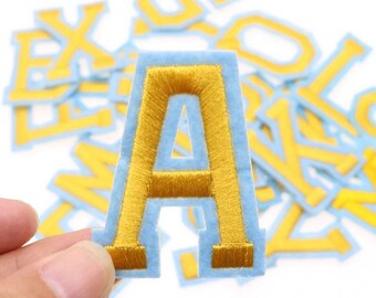 Écusson brodé avec lettres dorées, initiales thermocollantes