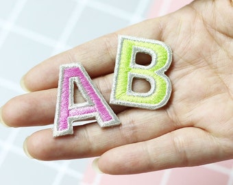 刺繍入りイニシャルパッチ - 縫い付けまたはアイロンで貼る文字パッチ