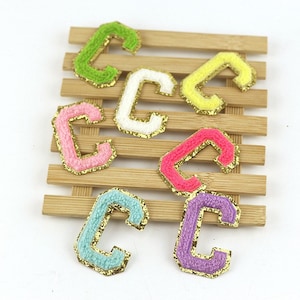 Personalice la variedad adhesiva de 2" Personalizado más colores Chenille con letras de brillo dorado Parches hechos a mano / Parches de letras de chenilla